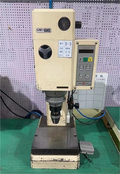 16、旋轉(zhuǎn)鉚接機.jpg